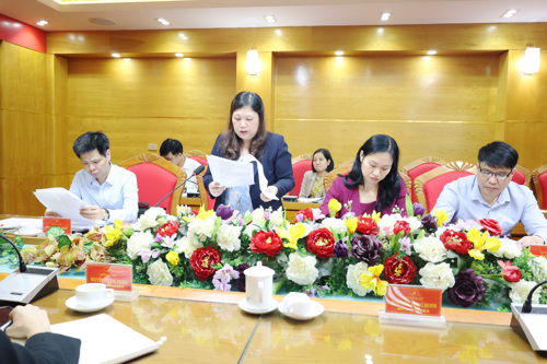 Đồng chí Lê Thị Thu Hiền - UVBTV, Trưởng Ban Xây dựng Đảng phát biểu tại hội nghị