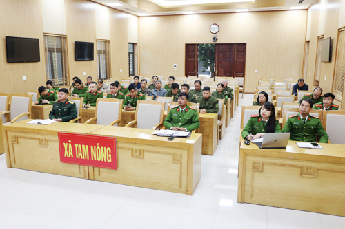 Các đại biểu tham dự tại điểm cầu xã Tam Nông