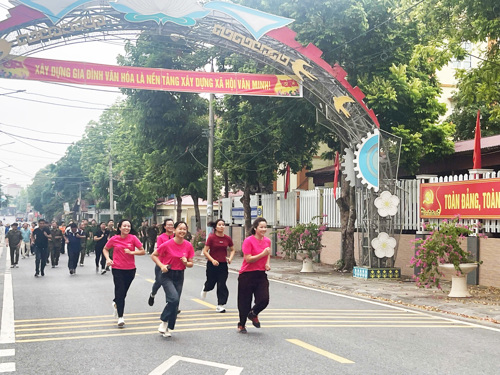Các lực lượng tham gia chạy với tổng chiều dài 1km