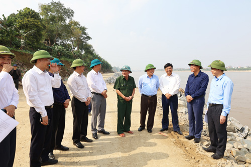 Đồng chí Đinh Công Sứ - Phó Chủ tịch UBND tỉnh Phú Thọ kiểm tra tiến độ thực hiện kè chống sạt lở tại khu 9 Hương Nộn xã Tam Nông