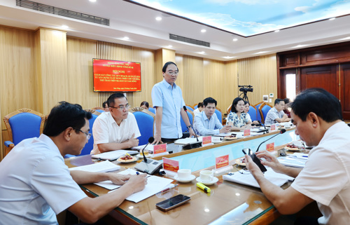 Đồng chí Đỗ Hùng Sơn - Phó Bí thư Đảng ủy, Chủ tịch UBND xã phát biểu tại buổi làm việc