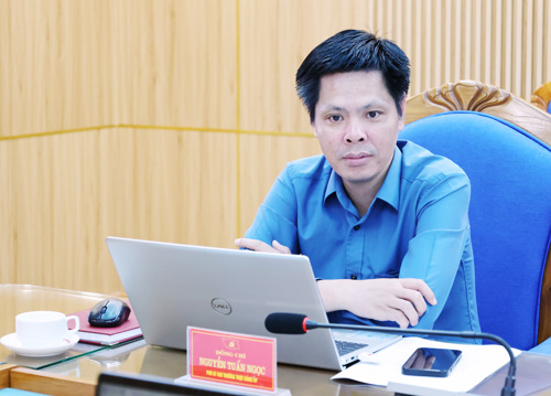 Đồng chí Nguyễn Tuấn Ngọc - Phó Bí thư Thường trực Đảng ủy chủ trì tại điểm cầu xã Tam Nông