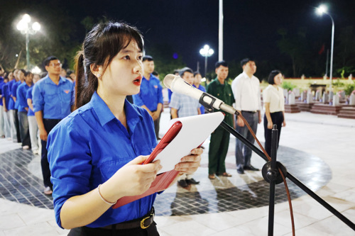 Đồng chí Nguyễn Thị Phương - Bí thư Đoàn xã Tam Nông kính cáo tri ân trước các AHLS