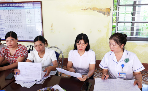 Đồng chí Cao Thị Thu Phương - UVBTV, Phó Chủ tịch UBND xã kiểm tra tại Trạm Y tế Hương Nộn