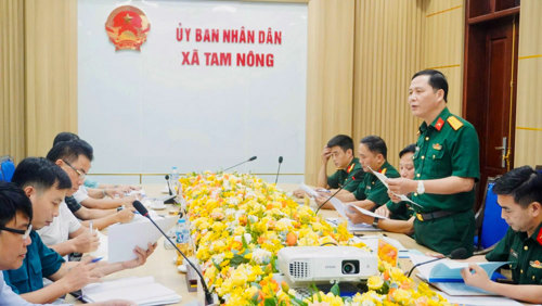Đồng chí Thượng tá Nông Quốc Tuấn - Chỉ huy trưởng Ban Chỉ huy Phòng thủ Khu vực 1 - Cẩm Khê phát biểu