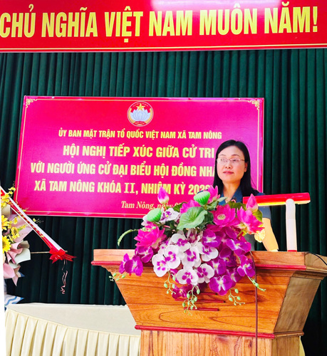 Bà Nguyễn Thị Hồng Tám - ĐUV, PCT UBMTTQ, Chủ tịch Hội LHPN xã ứng viên trình bày chương trình hành động