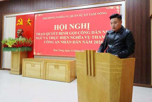 Thanh niên Nguyễn Đình Cao thay mặt cho 37 thanh niên nhập ngũ đợt này phát biểu cảm tưởng