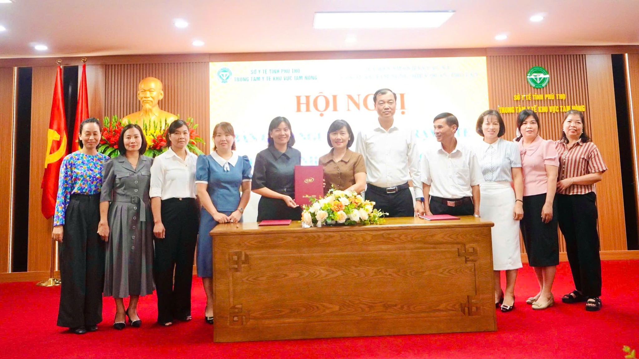 Trung tâm y tế Khu vực Tam Nông tổ chức bàn giao nguyên trạng Trạm y tế về UBND cấp xã quản lý.