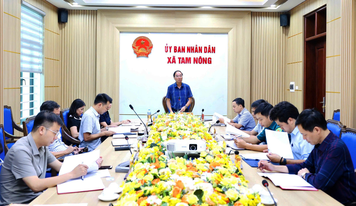 Lãnh đạo UBND xã nghe các phòng chuyên môn báo cáo một số nội dung