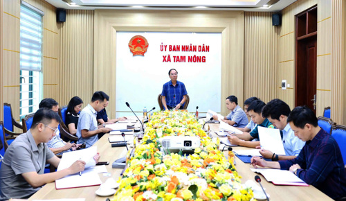 Đồng chí Đỗ Hùng Sơn - Phó Bí thư Đảng uỷ, Chủ tịch UBND xã chủ trì hội nghị