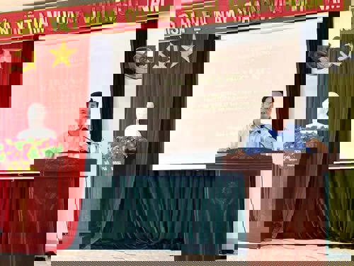 Đồng chí Đặng Quanh Hưng - ĐUV, Giám đốc Trung tâm Chính trị xã Tam Nông phát biểu tại lớp học