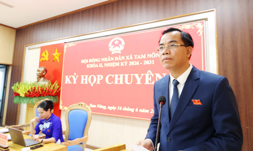 Đồng chí Quách Hải Lý - Bí thư Đảng uỷ, Chủ tịch HĐND xã phát biểu khai mạc tại Kỳ họp