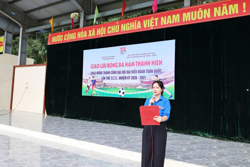 Đồng chí Nguyễn Thị Phương - ĐUV, Bí thư Đoàn xã phát biểu khai mạc chương trình giao lưu
