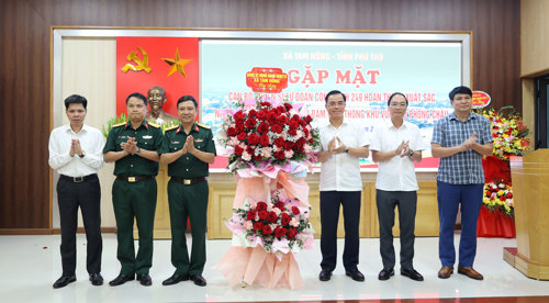 Thường trực Đảng uỷ, MTTQ xã Tam Nông tặng hoa chúc mừng Lữ đoàn 249