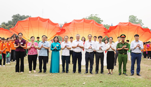 Lãnh đạo tỉnh và xã chụp ảnh lưu niệm với đội hình đồng diễn tại Lễ Khai mạc