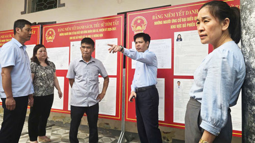 Đoàn kiểm tra tại Nhà văn hoá khu 12 Hương Nộn