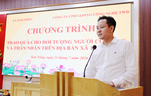 Ông Lê Hồng Phong - Giám đốc Công ty Cổ phần Đầu tư và Phân phối Thế giới Công nghệ TWD phát biểu tri ân