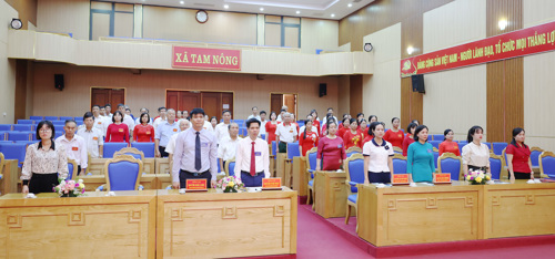 Các đại biểu thực hiện nghi lễ Chào cờ