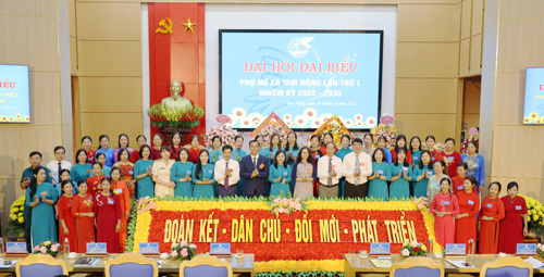 Đại biểu chụp ảnh lưu niệm với BCH Hội LHPN xã Tam Nông lần thứ I, nhiệm kỳ 2025-2030