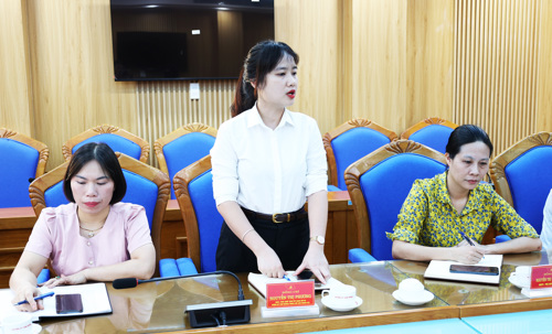 Đồng chí Nguyễn Thị Phương - ĐUV, PCT UBMTTQ đồng thời là Bí thư Đoàn xã phát biểu tại hội nghị