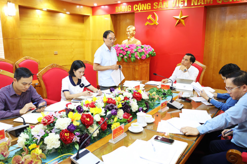 Đồng chí Đỗ Hùng Sơn - Phó Bí thư Đảng ủy, Chủ tịch UBND xã phát biểu tại hội nghị