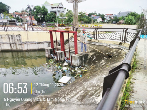 Trung tâm Dịch vụ sự nghiệp công Tam Nông thu vớt rác thải dưới lòng Hồ Thiên Hương.