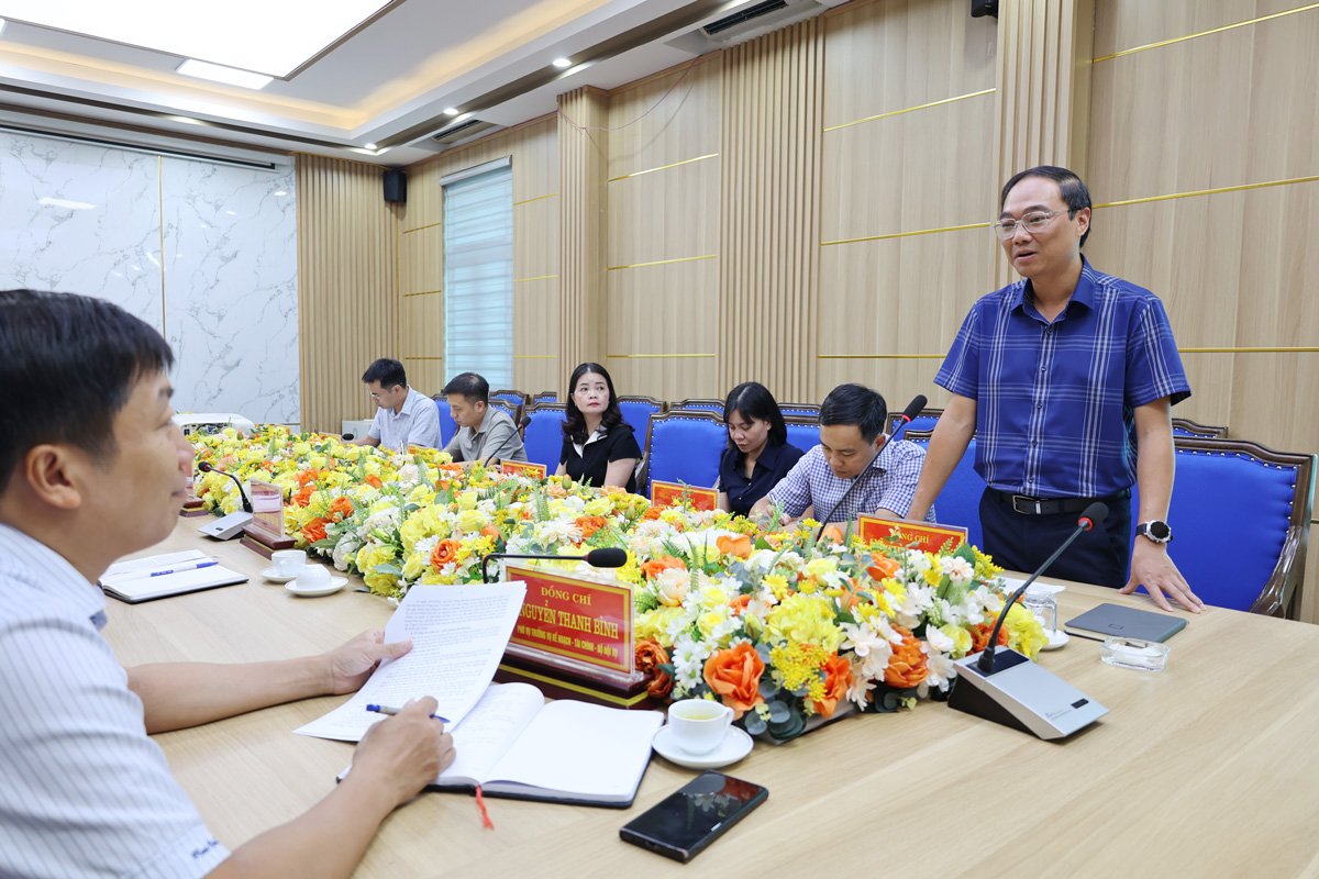 Đồng chí Nguyễn Thanh Bình - Phó Vụ trưởng Vụ Kế hoạch - Tài chính, Bộ Nội vụ làm việc với UBND xã Tam Nông