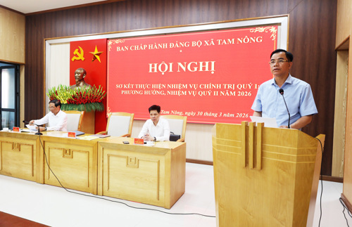 Đồng chí Quách Hải Lý - Bí thư Đảng bộ, Chủ tịch HĐND xã phát biểu chỉ đạo