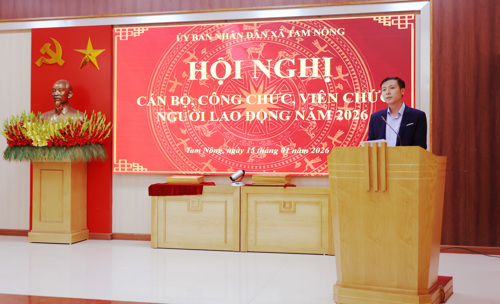 Đồng chí Đặng Hải Đăng - ĐUV, Chánh Văn phòng HĐND&UBND xã phát biểu tại hội nghị