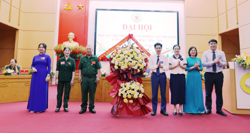 Lãnh đạo xã Tam Nông tặng hoa chúc mừng Đại hội