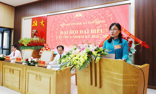 Đồng chí Nguyễn Thị Hồng Tám - ĐUV, PCT UBMTTQ xã đồng thời là Chủ tịch Hội LHPN xã, Chủ tịch Hội Khuyến học xã phát biểu khai mạc Đại hội