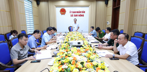Đồng chí Đỗ Hùng Sơn - Phó Bí thư Đảng ủy, Chủ tịch UBND xã phát biểu kết luận hội nghị