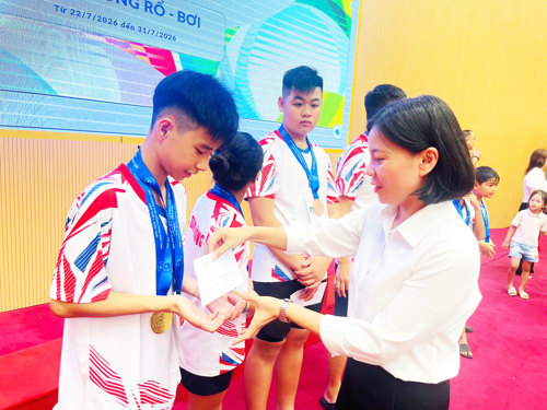 Đồng chí Cao Thị Thu Phương - UVBTV, Phó Chủ tịch UBND xã Tam Nông tặng quà cho các VĐV xã nhà