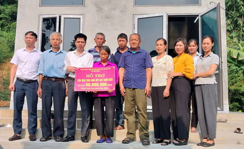 Đồng chí Nguyễn Tuấn Ngọc – Phó Bí thư Thường trực Đảng ủy xã trao hỗ trợ kinh phí xây nhà cho đối tượng người có công