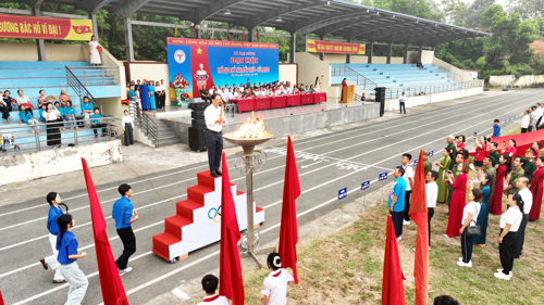 Đồng chí Đỗ Hùng Sơn - PBT Đảng ủy, Chủ tịch UBND xã thắp sáng ngọn đuốc truyền thống của Đại hội TDTT