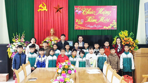 Trường Tiểu học Dậu Dương trao quà cho học sinh nghèo