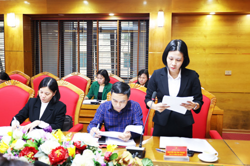 Đồng chí Nguyễn Thị Thu Trang - UVBTV, Phó Chủ tịch HĐND xã thay mặt UBBC báo cáo nhanh