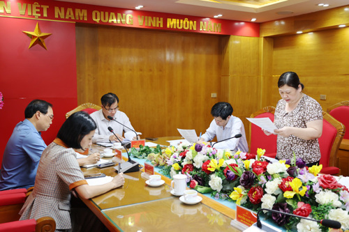 Đồng chí Lê Thị Thu Hiền - UVBTV, Trưởng Ban Xâu dựng Đảng phát biểu ý kiến tại hội nghị