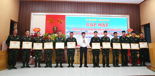 Đồng chí Nguyễn Tuấn Ngọc – Phó Bí thư Thường trực Đảng uỷ khen thưởng cho các tập thể, cá nhân