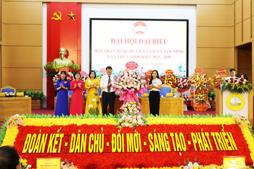 Ngân hàng AgriBank Tam Nông chúc mừng