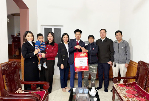 PBT Thường trực Đảng ủy xã Nguyễn Tuấn Ngọc trao quà cho cháu Phan Trần Long khu 3 Dân Quyền