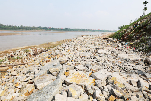 Hệ thống kè đá đang được thi công chống sạt lở