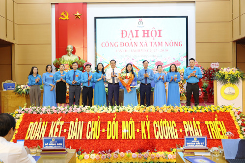 Lãnh đạo LĐLĐ tỉnh, lãnh đạo xã Tam Nông trao Quyết định và tặng hoa chúc mừng BCH khóa mới