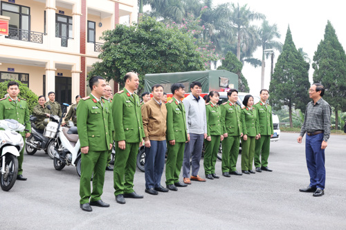Đồng chí Đỗ Hùng Sơn - Phó Bí thư Đảng ủy, Chủ tịch UBND xã Tam Nông giao nhiệm vụ cho lực lượng Công an xã