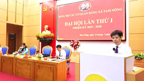 Đồng chí Nguyễn Tuấn Ngọc - Phó Bí thư Thường trực Đảng uỷ xã, Bí thư Đảng uỷ Khối các cơ quan Đảng phát biểu