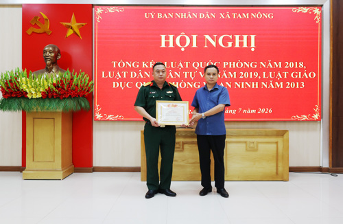 Đồng chí Nguyễn Ngọc Minh - UVBTV, Phó Chủ tịch UBND xã Tam Nông tặng giấy khen của UBND xã đối với Ban CHQS xã
