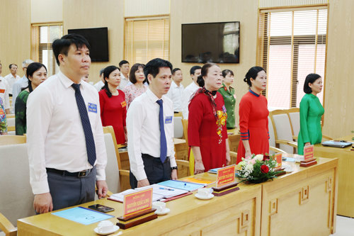 Các đại biểu thực hiện nghi lễ Chào cờ