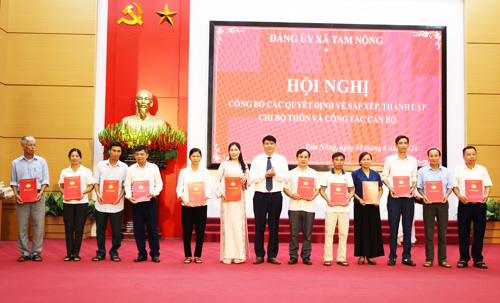 Đồng chí Nguyễn Khắc Long - UVBTV, Chủ tịch UBMTTQ Việt Nam xã Tam Nông trao Quyết định cho 12 Trưởng Ban Công tác Mặt trận 12 Thôn mới sau sắp xếp