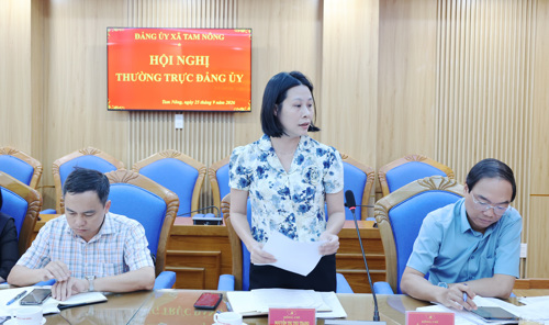 Đồng chí Nguyễn Thị Thu Trang - UVBTV, Phó Chủ tịch HĐND xã phát biểu tại hội nghị