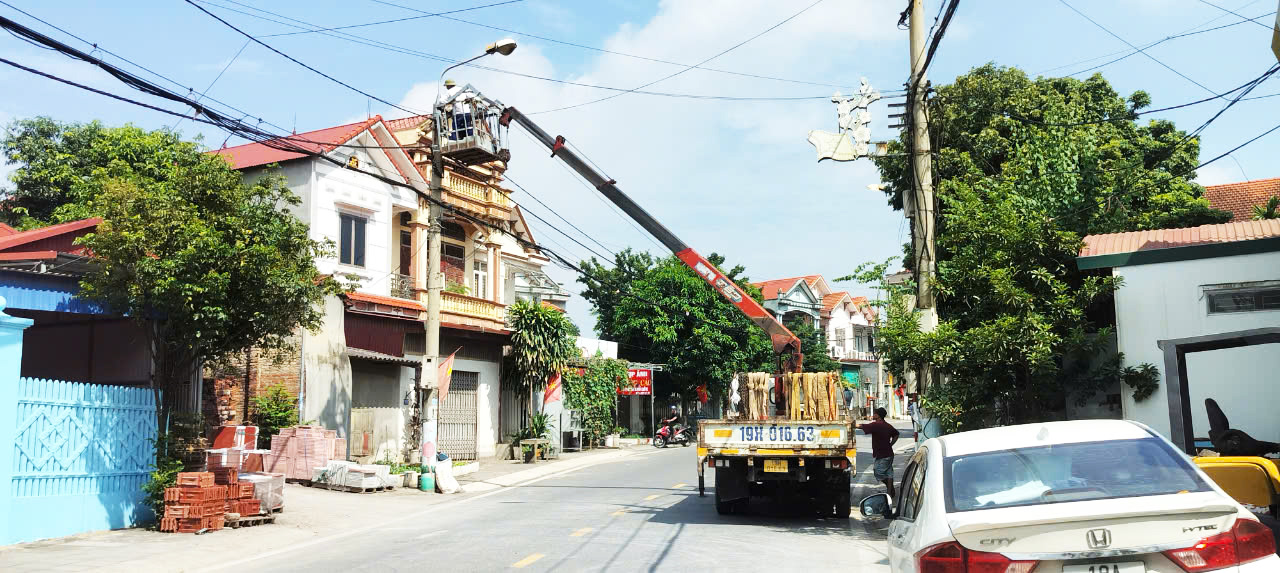 TAM NÔNG - ĐẨY MẠNH SỬA CHỮA, TĂNG CƯỜNG HỆ THỐNG ĐÈN CHIẾU SÁNG VÀ BIỂN BẢNG TRÊN CÁC TUYẾN ĐƯỜNG.